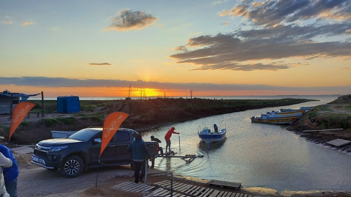Atardecer en la laguna, botes de pesca